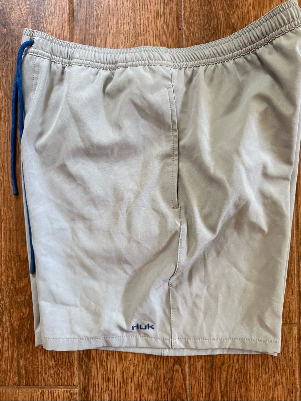 Huk Light Gray Shorts 5” pockets, liner / men’s large